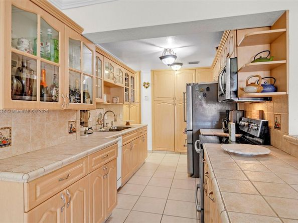 9625 SW 47th St, Miami FL 33165