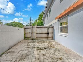 390 SE 2nd Ave J3, Deerfield Beach FL 33441