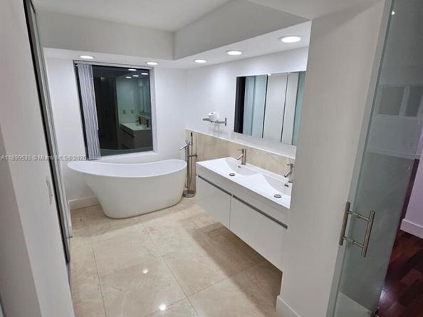 5754 NW 98th Ave, Doral FL 33178