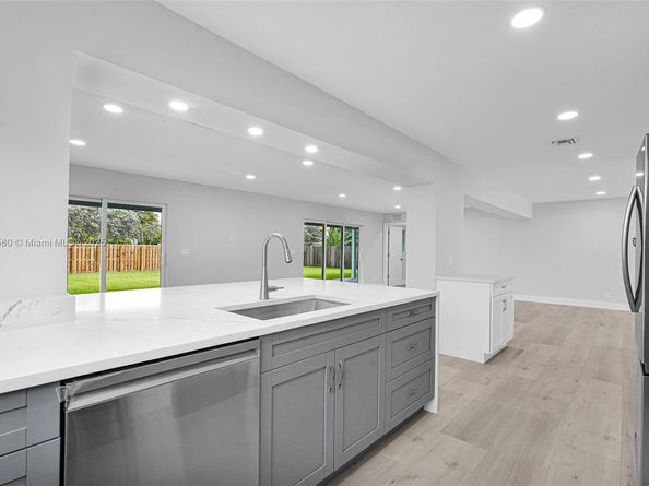 3805 Lincoln St, Hollywood FL 33021