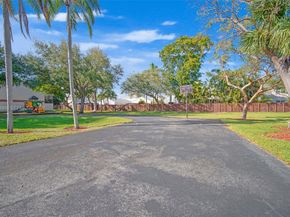 4250 SW 70th Ter, Davie FL 33314