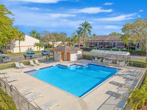 4250 SW 70th Ter, Davie FL 33314