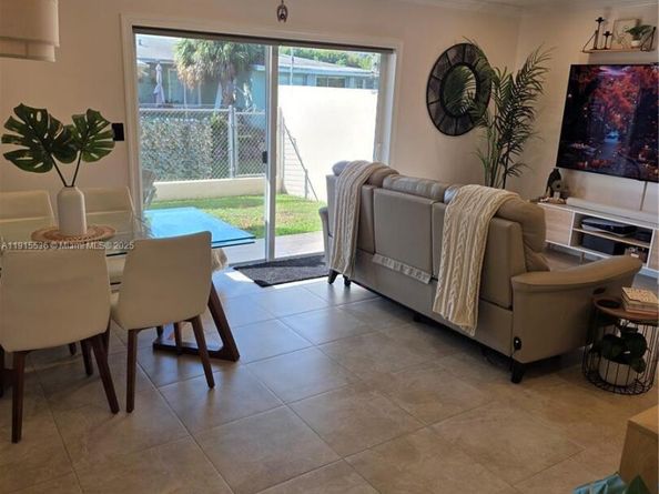 10110 SW 20th St, Miami FL 33165