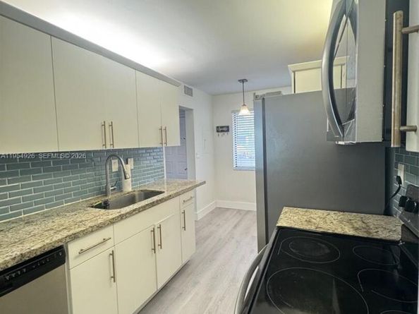 163 Lakeview Dr 204, Weston FL 33326