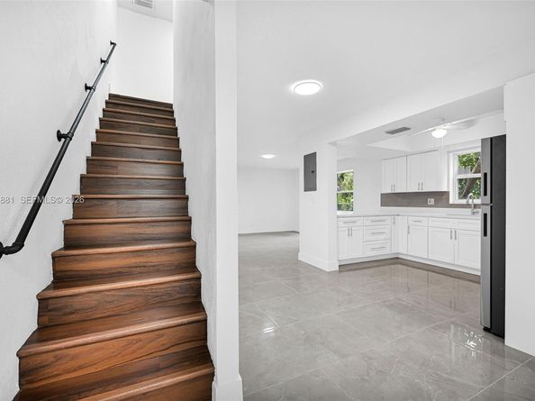 7911 SW 9th St, North Lauderdale FL 33068