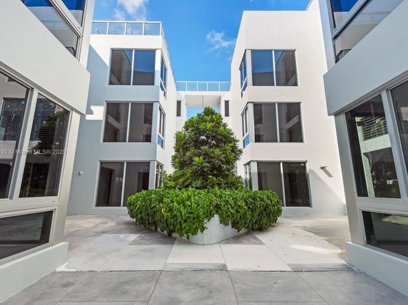 545 SW 11th St 105, Miami FL 33129