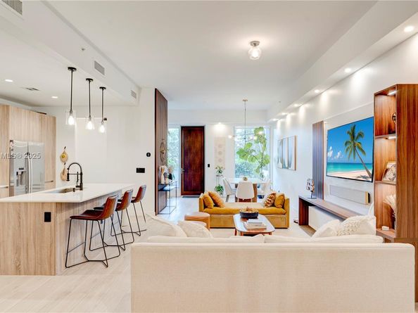 545 SW 11th St 105, Miami FL 33129