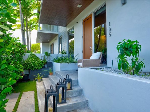 545 SW 11th St 105, Miami FL 33129