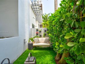 545 SW 11th St 105, Miami FL 33129