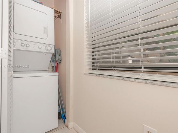 1100 Colony Point Cir 208, Pembroke Pines FL 33026