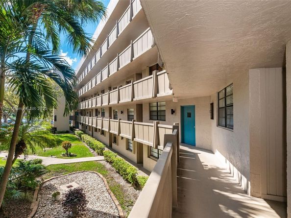 1100 Colony Point Cir 208, Pembroke Pines FL 33026