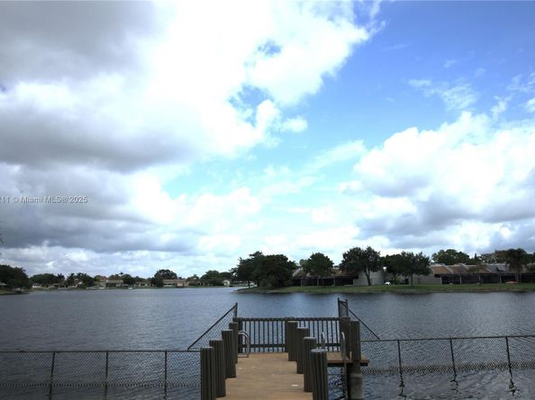 1100 Colony Point Cir 208, Pembroke Pines FL 33026