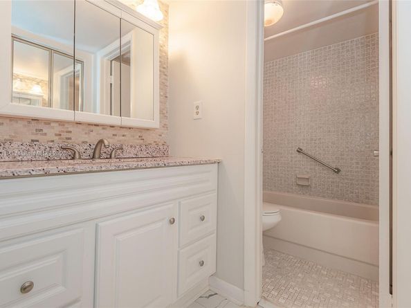 1100 Colony Point Cir 208, Pembroke Pines FL 33026
