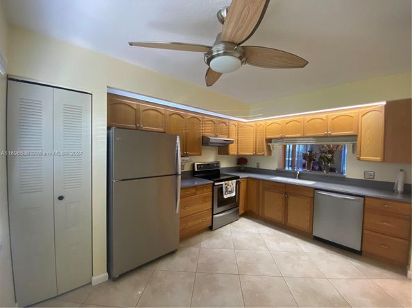 901 SW 128th Ter 103A, Pembroke Pines FL 33027