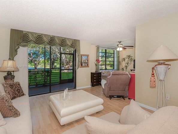 901 Colony Point Cir 107, Pembroke Pines FL 33026