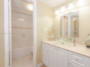 901 Colony Point Cir 107, Pembroke Pines FL 33026