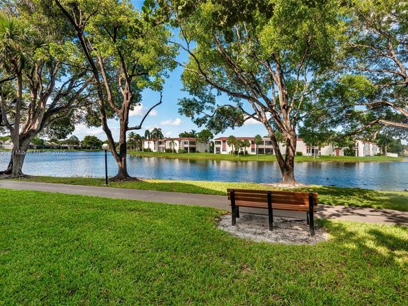 901 Colony Point Cir 107, Pembroke Pines FL 33026