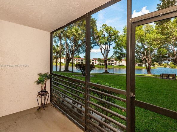 901 Colony Point Cir 107, Pembroke Pines FL 33026