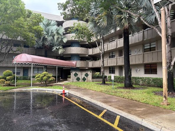 901 Colony Point Cir 107, Pembroke Pines FL 33026