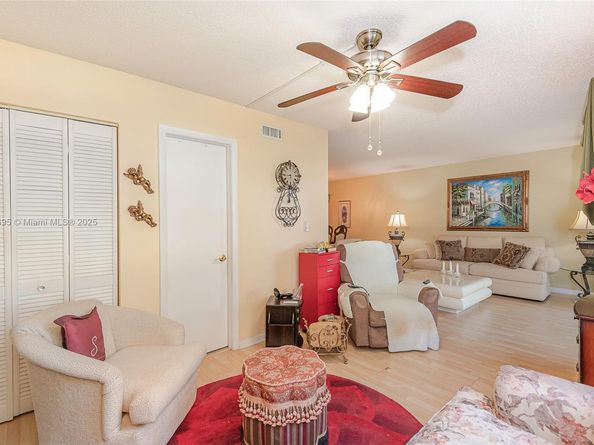 901 Colony Point Cir 107, Pembroke Pines FL 33026