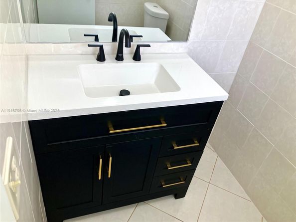 4270 NW 40th St 103, Lauderdale Lakes FL 33319