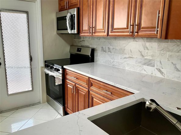 4270 NW 40th St 103, Lauderdale Lakes FL 33319