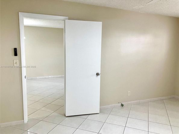 4270 NW 40th St 103, Lauderdale Lakes FL 33319