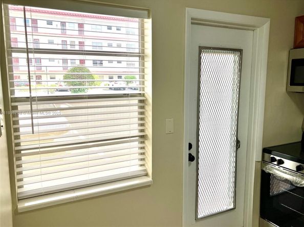 4270 NW 40th St 103, Lauderdale Lakes FL 33319