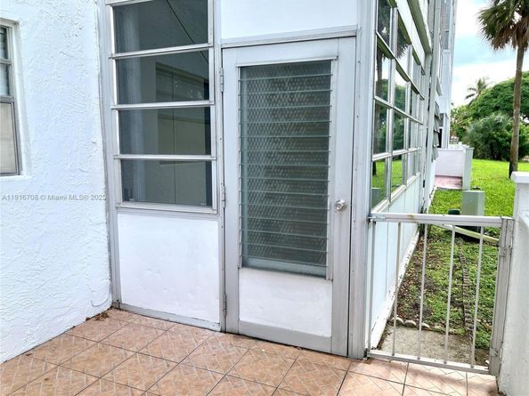 4270 NW 40th St 103, Lauderdale Lakes FL 33319