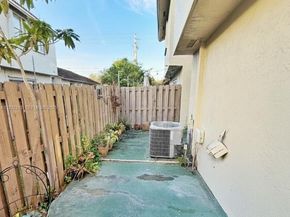 10877 NW 8th St, Pembroke Pines FL 33026