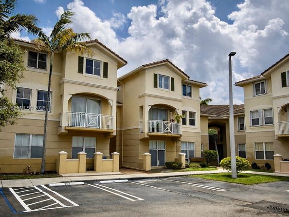 8906 W Flagler St 203, Miami FL 33174