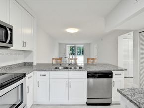 5950 Del Lago Cir 104, Sunrise FL 33313