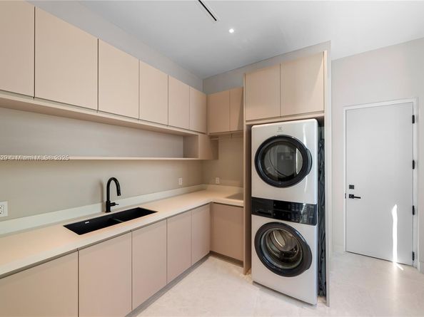 2950 NE 164th St, North Miami Beach FL 33160