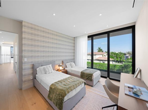 2950 NE 164th St, North Miami Beach FL 33160