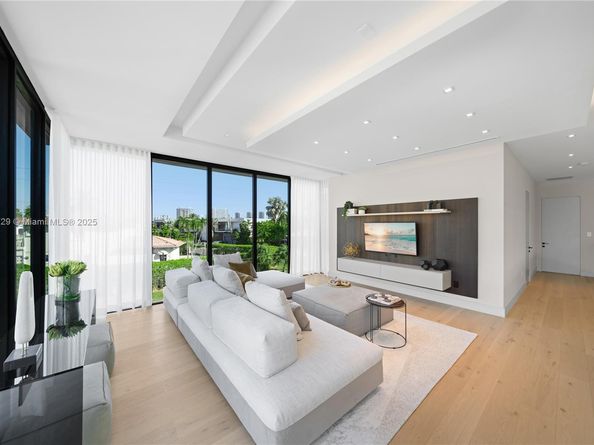 2950 NE 164th St, North Miami Beach FL 33160