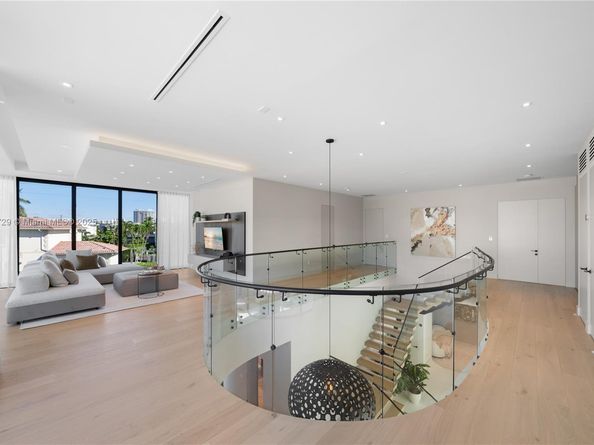 2950 NE 164th St, North Miami Beach FL 33160