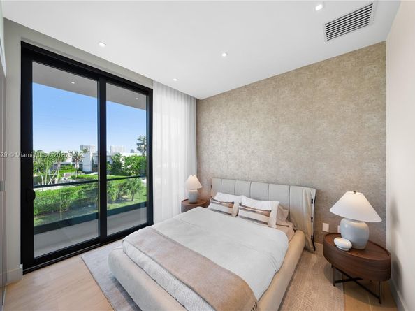 2950 NE 164th St, North Miami Beach FL 33160