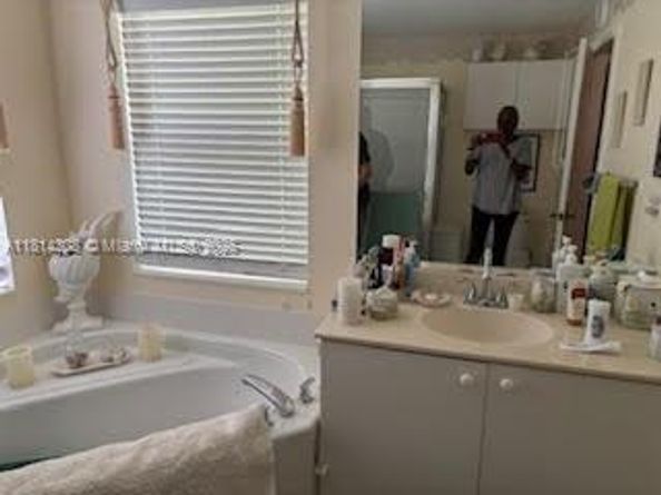 126 Chestnut Cir, Royal Palm Beach FL 33411