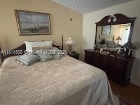 126 Chestnut Cir, Royal Palm Beach FL 33411