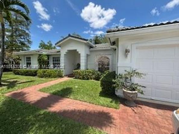 126 Chestnut Cir, Royal Palm Beach FL 33411