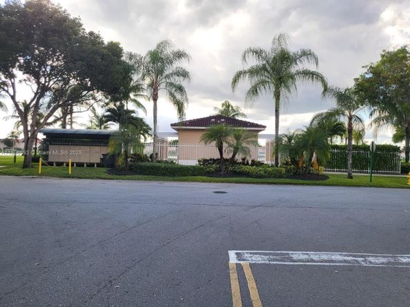13906 SW 173rd Ter 13906, Miami FL 33177