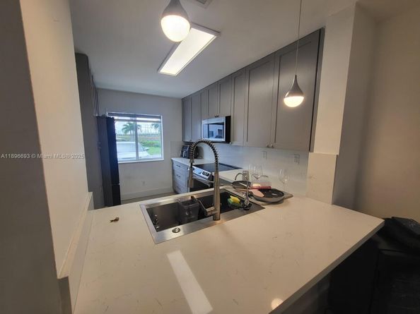 13906 SW 173rd Ter 13906, Miami FL 33177