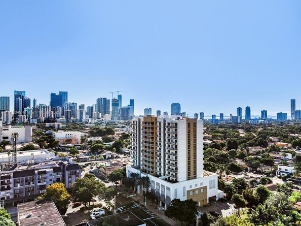 900 SW 8th St 1208, Miami FL 33130