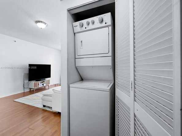 900 SW 8th St 1208, Miami FL 33130