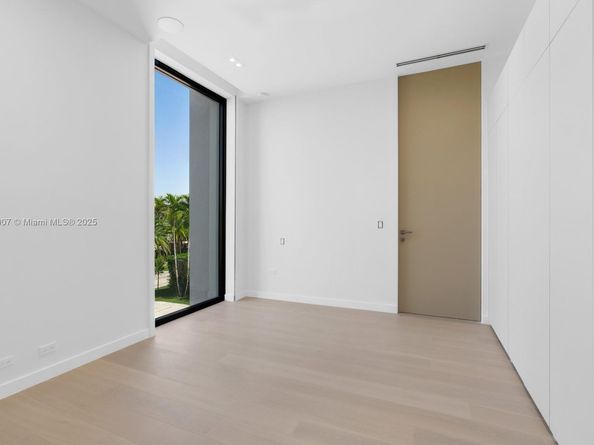 493 Holiday Dr, Hallandale Beach FL 33009
