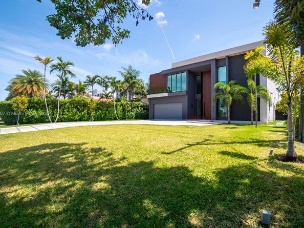 493 Holiday Dr, Hallandale Beach FL 33009
