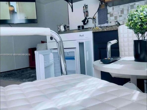 1400 NE 148th St, Miami FL 33161