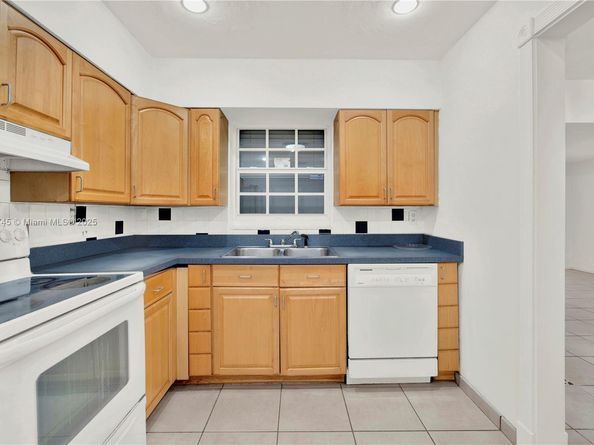 Undisclosed Address #A11826745, Hollywood FL 33023