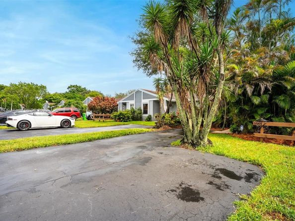 8044 NW 41st Ct, Sunrise FL 33351