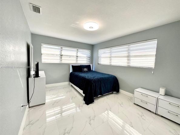 460 NE 169th St, North Miami Beach FL 33162